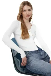 trendyol-bialy-dopasowany-sweter-z-guzikami-i-dekoltem-v-s-5ea