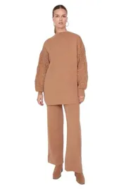 trendyol-komplet-damski-sweter-i-spodnie-z-azurowymi-rekawami-bezowy-s-5ea