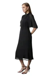 trendyol-czarna-sukienka-midi-z-plisowanymi-rekawami-i-kokarda-38-5ea