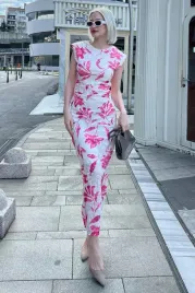 sukienka-elegancka-wesele-midi-prosta-wzor-kwiatowy-bezowo-rozowa-s-5ga