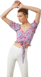 trendyol-bluzka-damska-rozowa-w-kwiaty-z-falbana-36-6fa