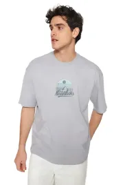 trendyol-man-meski-t-shirt-szary-z-nadrukiem-gory-okragly-dekolt-xs-5da