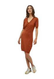 minus-sukienka-z-dzianiny-z-dekoltem-w-szpic-karmel-s-6fa
