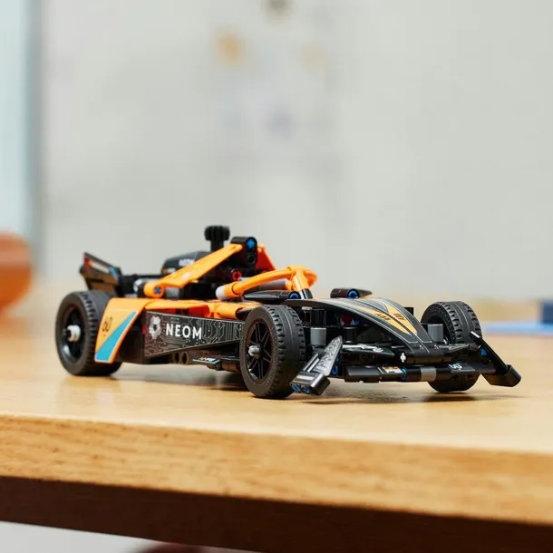 klocki-lego-technic-neom-mclaren-formula-e-race-car-bohater-formula-1
