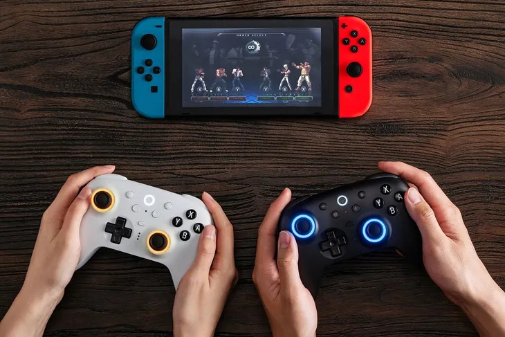 2x-pad-8bitdo-ultimate-2-wireless-bt-white-zasilanie-akumulatorowe