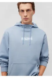 mavi-bluza-meska-z-kapturem-niebieska-z-nadrukiem-i-kieszenia-m-5ga