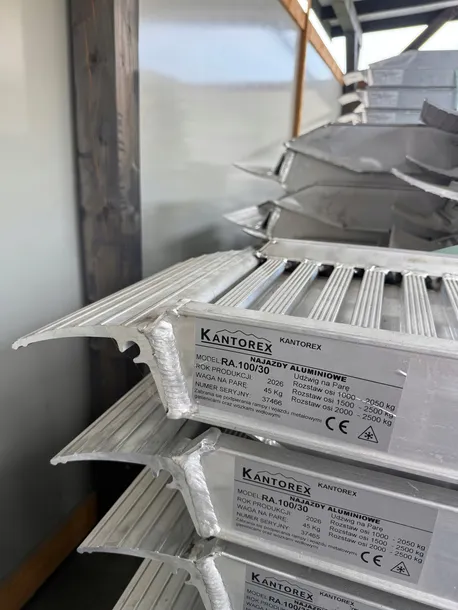 NAJAZDY ALUMINIOWE rampy załadowcze podjazdy rampa 3m do 2500kg z rantami