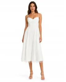 biala-sukienka-midi-rozkloszowana-na-ramiaczkach-elegancka