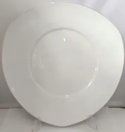 talerz-porcelanowy-trojkatny-305-cm-bialy-ze-zlotym-obrzezem