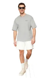trendyol-man-meski-szary-t-shirt-z-okraglym-dekoltem-i-nadrukiem-xs-5da