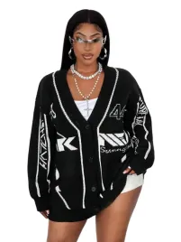 czarny-sweter-damski-oversize-z-nadrukiem-i-guzikami-50-1la