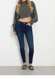 guess-granatowe-jeansy-rurki-z-aplikacja-na-kieszeni-24-29-gga
