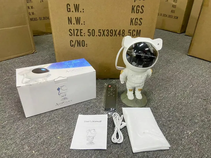 astronauta-stojacy-projektor-kod-producenta-0001