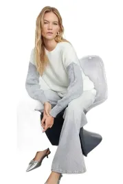trendyol-sweter-damski-z-kontrastowymi-rekawami-i-okraglym-dekoltem-l-5ea