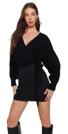 trendyol-czarny-sweter-kopertowy-z-wiazaniem-i-obnizonym-rekawem-38-5bb