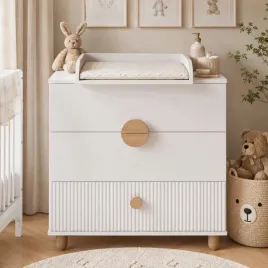 biala-komoda-loft-z-trzema-szufladami-i-zdejmowanym-przewijakiem