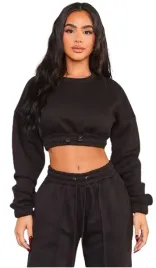 prettylittlething-bluza-dla-niskich-czarna-30-eka