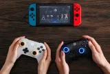 2x-pad-8bitdo-ultimate-2-wireless-bt-white-zasilanie-akumulatorowe