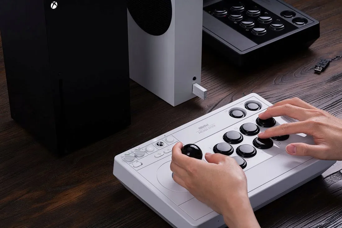 2x-pad-8bitdo-arcade-stick-xbox-pc-white