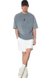 trendyol-man-meski-t-shirt-szary-z-okraglym-dekoltem-i-napisem-s-5da