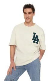 trendyol-man-t-shirt-meski-bezowy-z-aplikacja-la-okragly-dekolt-xs-5da