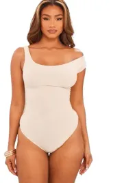 prettylittlething-body-bezowe-gladkie-basic-36-ekw