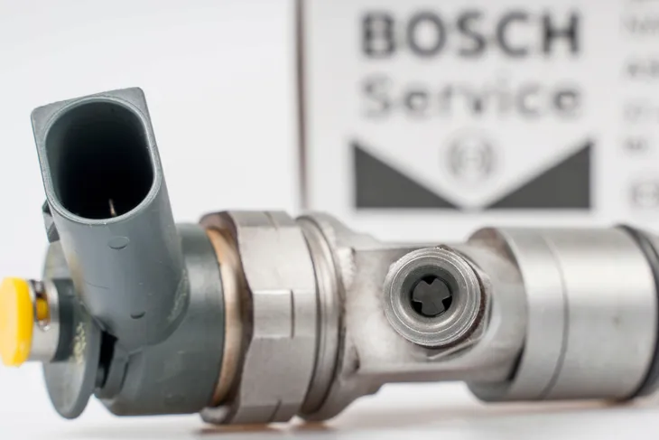 wtryskiwacz-cr-bmw-3-e46-2-0d-03-producent-czesci-bosch