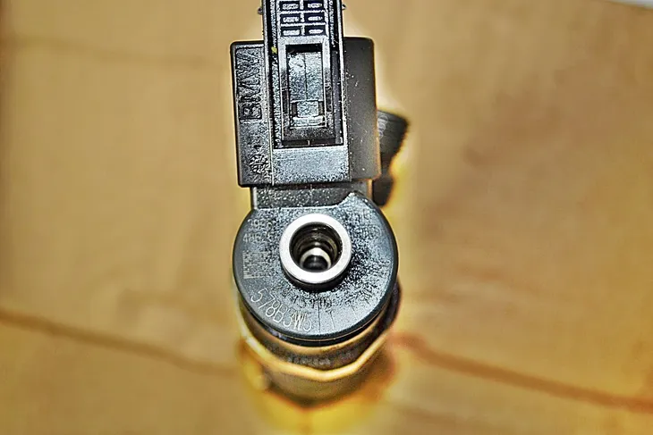 wtryskiwacz-cr-bmw-3-e46-2-0d-03-waga-z-opakowaniem-0-589-kg