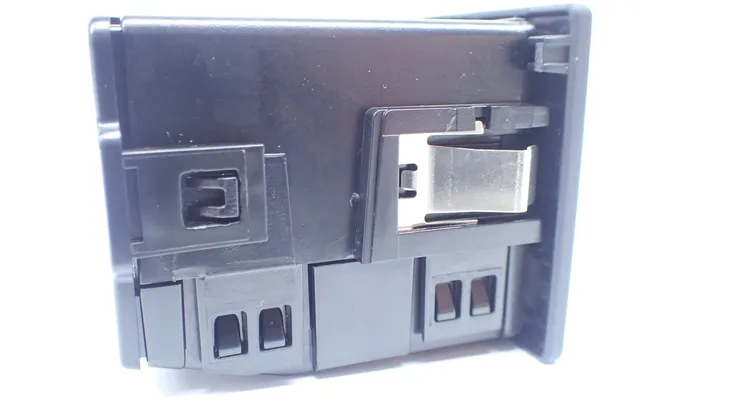 audi-nowe-gniazdo-usb-oe-81a035736-strona-zabudowy-przod