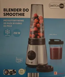 blender-do-smoothie-switch-on-z-kubkiem