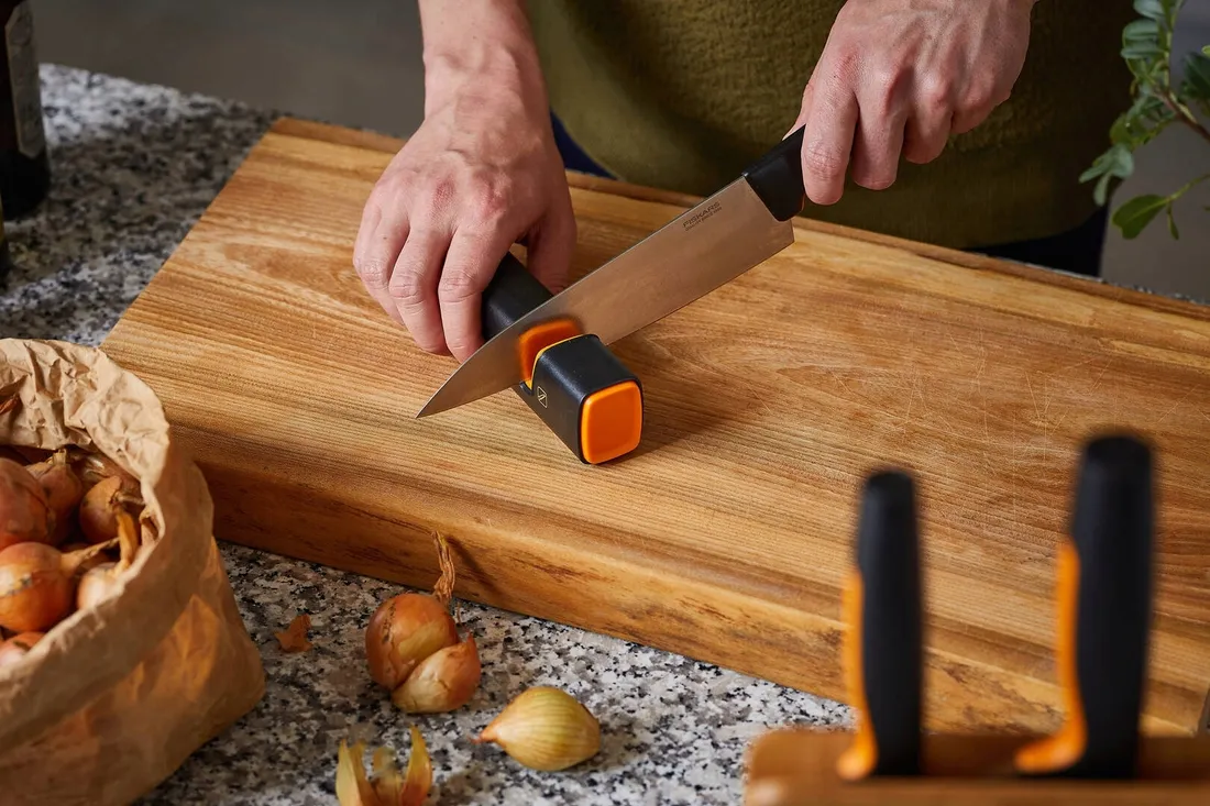 ostrzalka-do-nozy-fiskars-roll-sharp-16-5-cm