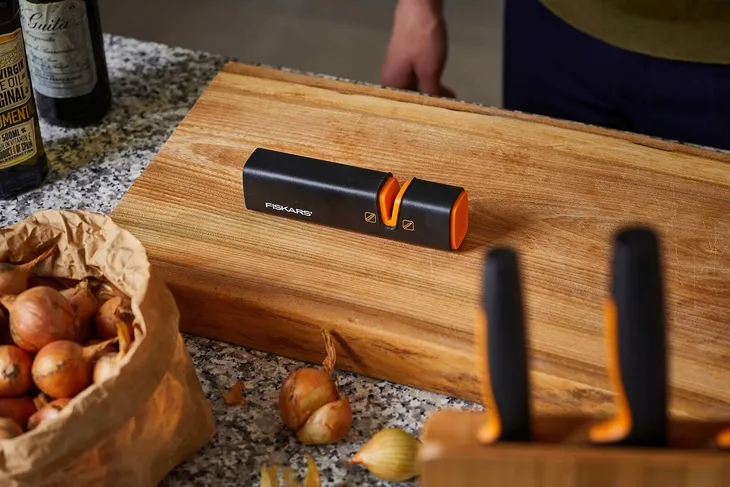 ostrzalka-do-nozy-fiskars-roll-sharp-16-5-cm