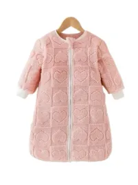 shein-rozowy-dzieciecy-kombinezon-z-wzorem-serca-na-zamek-s-1kg
