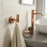 wieszak-lazienkowy-rea-modern-6606-miedz-ryflowany-haczyk-na-recznik-marka-rea