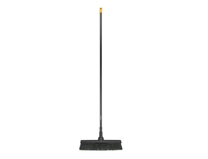 miotla-fiskars-solid-1025931-czarno-brazowy
