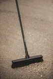 miotla-fiskars-solid-1025931-czarno-brazowy