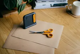 fiskars-clip-sharp-ostrzalka-do-nozyczek-ceramiczna-reczna-uniwersalna