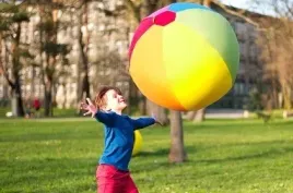 akson-pilka-magiczna-xxl-teczowa-z-balonem-85-cm