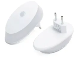 lampka-nocna-do-gniazda-led-06w-3000k-z-czujnikiem-zmierzchu-biala