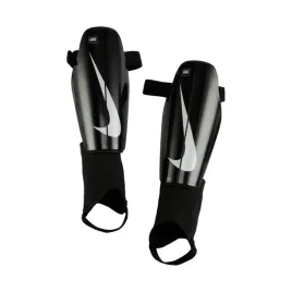 ochraniacze-pilkarskie-nike-charge-czarne-dx4608-010-l