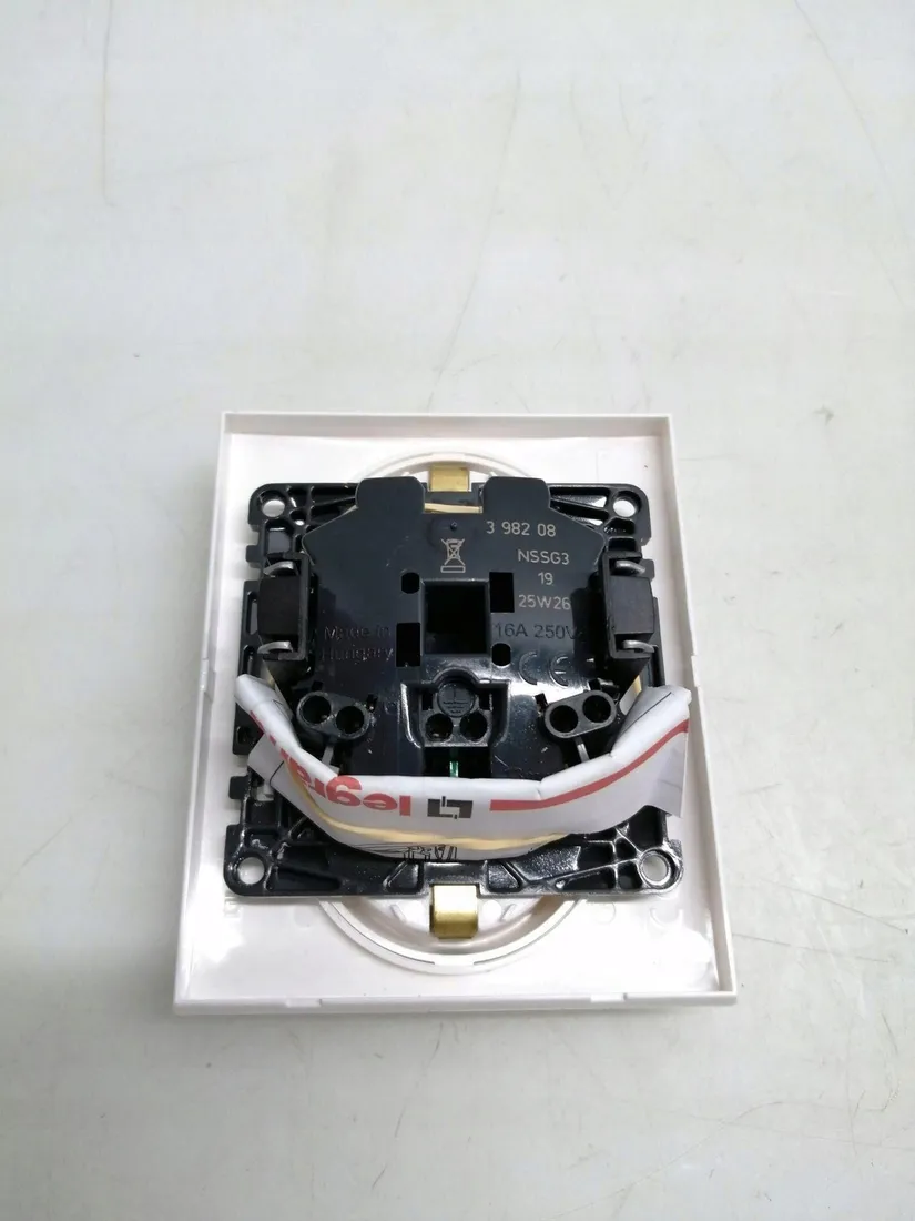 gniazdo-elektryczne-scienne-legrand-biale