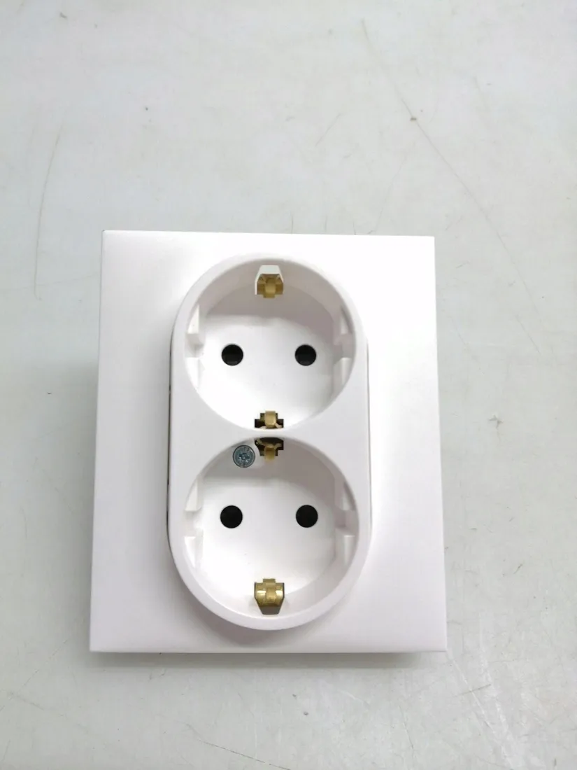 gniazdo-elektryczne-scienne-legrand-biale