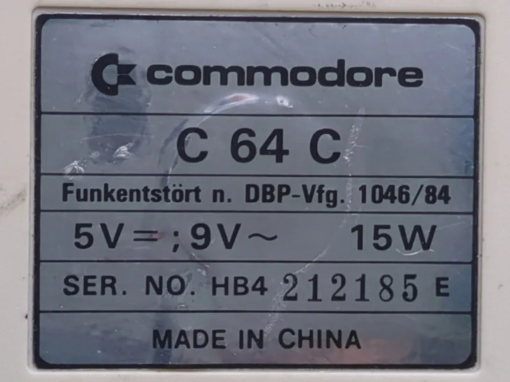 retro-komputer-commodore-64c-model-64c