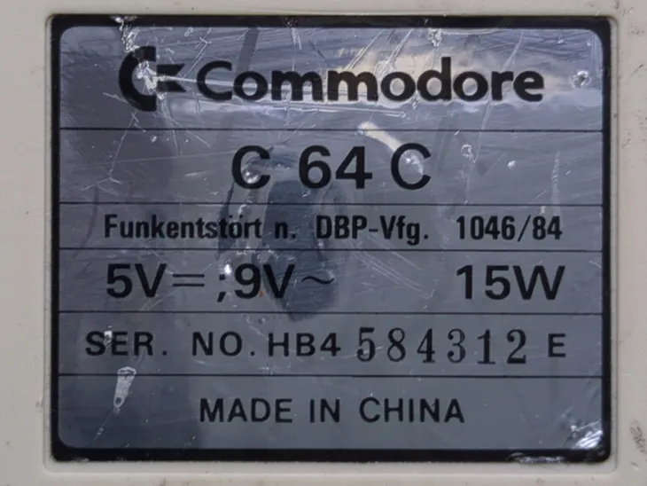 retro-komputer-commodore-64c-marka-commodore