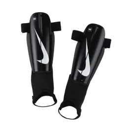 ochraniacze-pilkarskie-dla-dzieci-nike-charge-czarne-dx4610-010-l