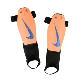 ochraniacze-pilkarskie-dla-dzieci-nike-charge-pomaranczowe-dx4610-852-m