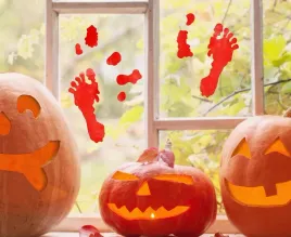 naklejki-zelowe-zakrwawione-stopy-na-okno-szybe-halloween-latwa-aplikacja