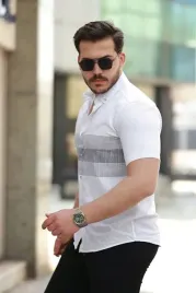 biala-koszula-meska-casual-z-krotkim-rekawem-i-szarym-paskiem-s-5ia