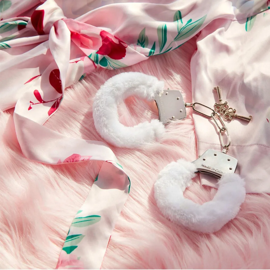 love-cuffs-white-waga-z-opakowaniem-0-1-kg