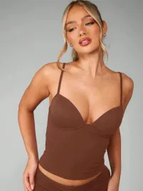 missguided-brazowa-bluzka-na-ramiaczkach-z-efektownym-dekoltem-xs-1ma